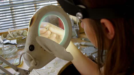 diseñadora de joyas que trabaja en el taller 4k