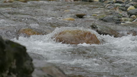 Flusswasserfluss-In-Zeitlupe-Aus-Nächster-Nähe