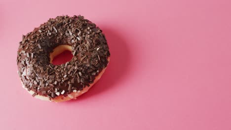 Video-Von-Donut-Mit-Zuckerguss-Auf-Rosa-Hintergrund