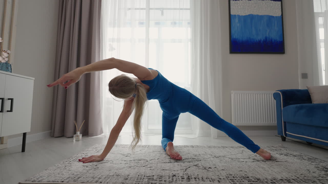 mujer haciendo ejercicio en casa. mujer joven practicando ejercicio en casa. mujer haciendo ejercicio de estiramiento en un tapete de yoga mientras