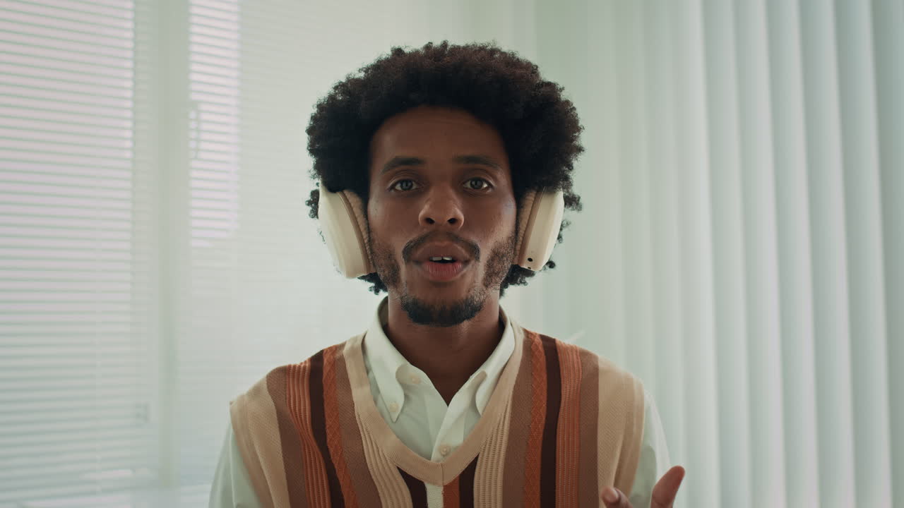 Man med afro och hörlurar