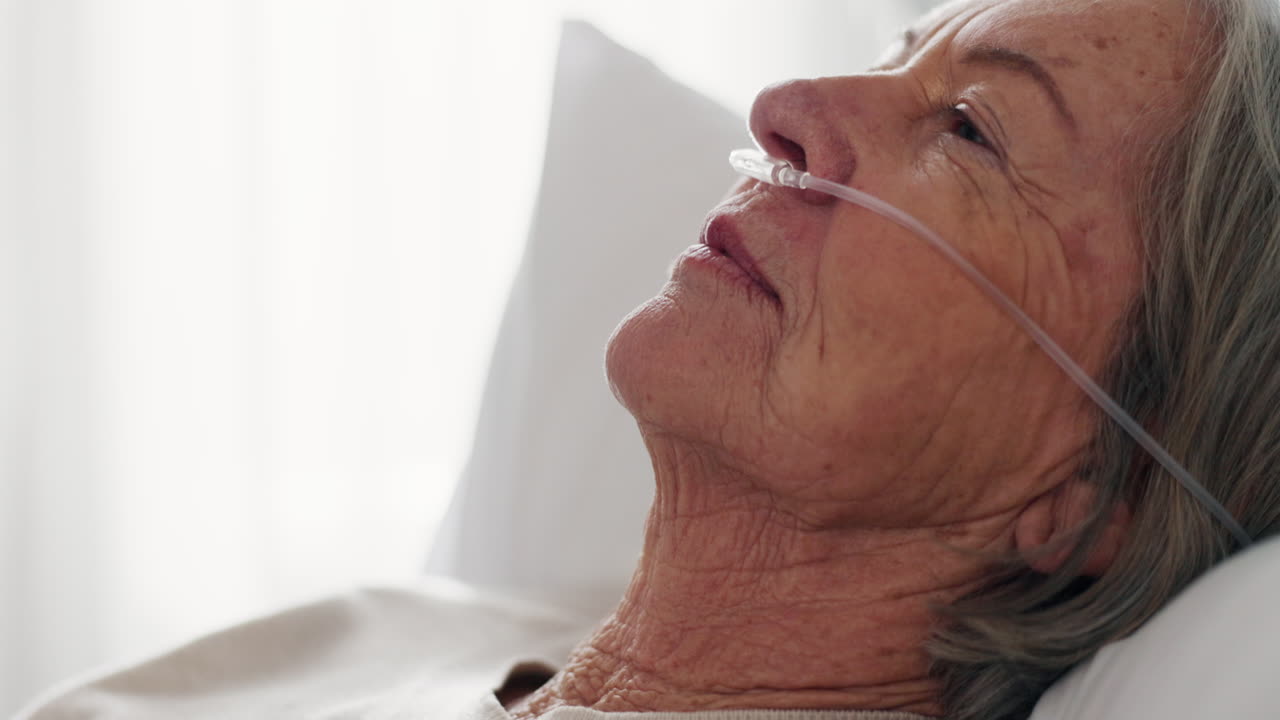 mujer vieja, tos y atención médica con la cara