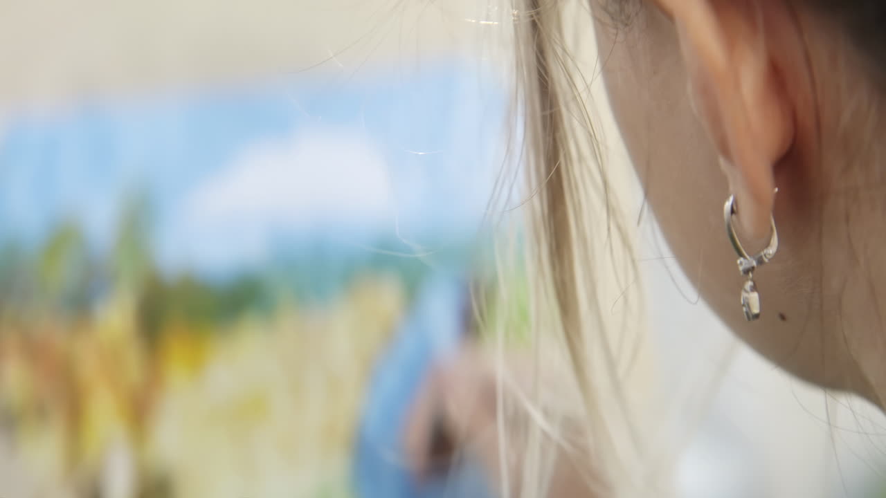 그림을 보는 여자