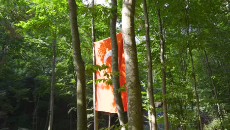 Große-Türkische-Flagge-Hängt-Im-Wald.