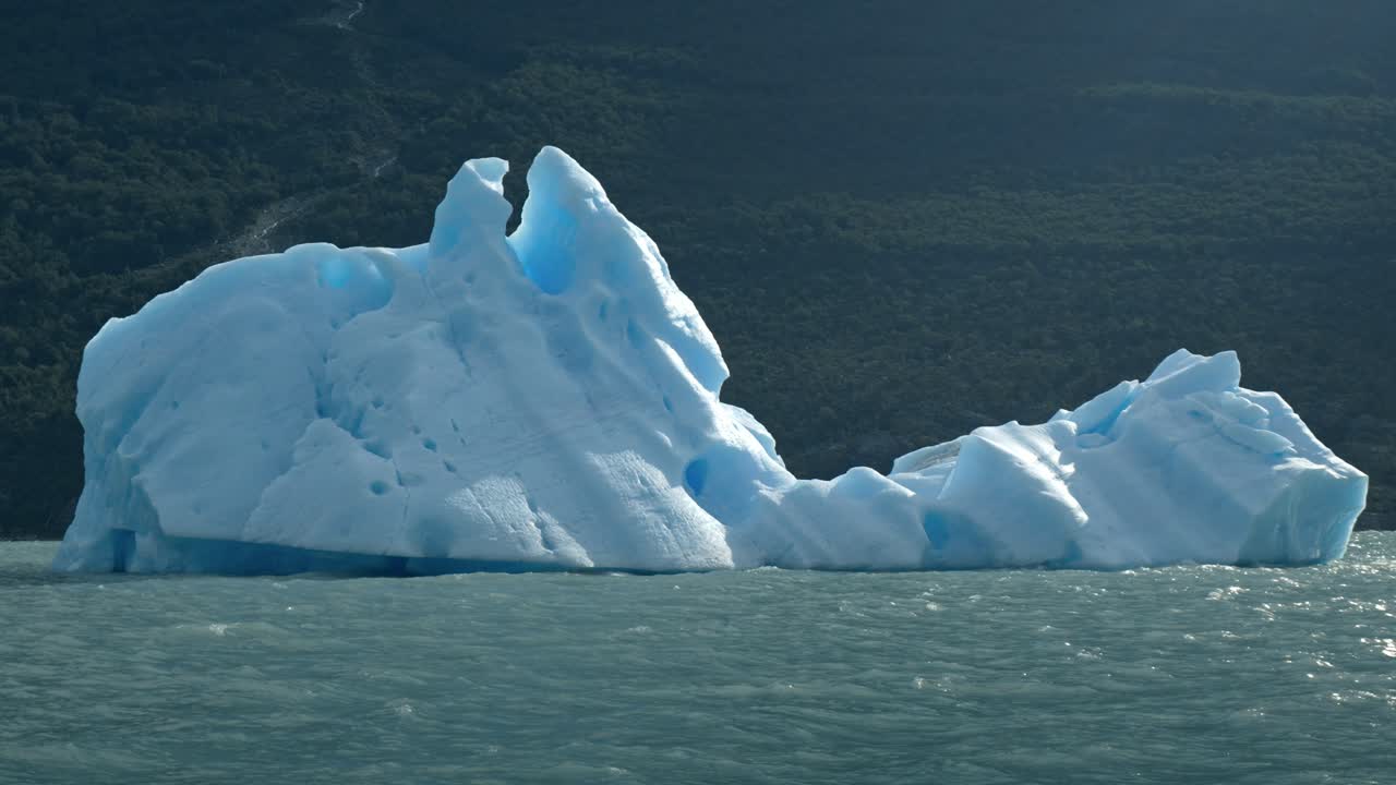 아르헨티나 호수 (lago argentino) 는 아르헨티네 파타고니아에서 가장 크고 남쪽에 있는 호수이다.