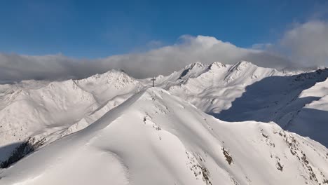 paisaje montañoso cubierto de nieve en tirol del sur