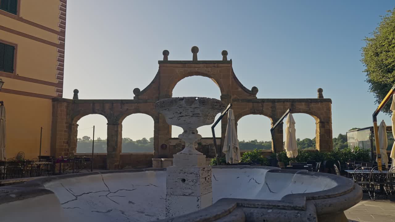la fuente de los siete chorros en la plaza de la república, pitigliano, toscana, italia