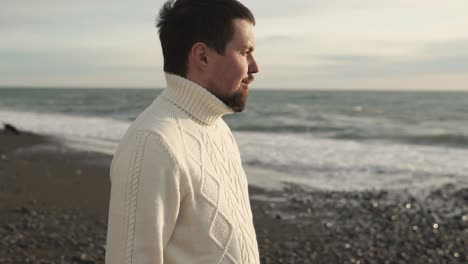 uomo su una spiaggia