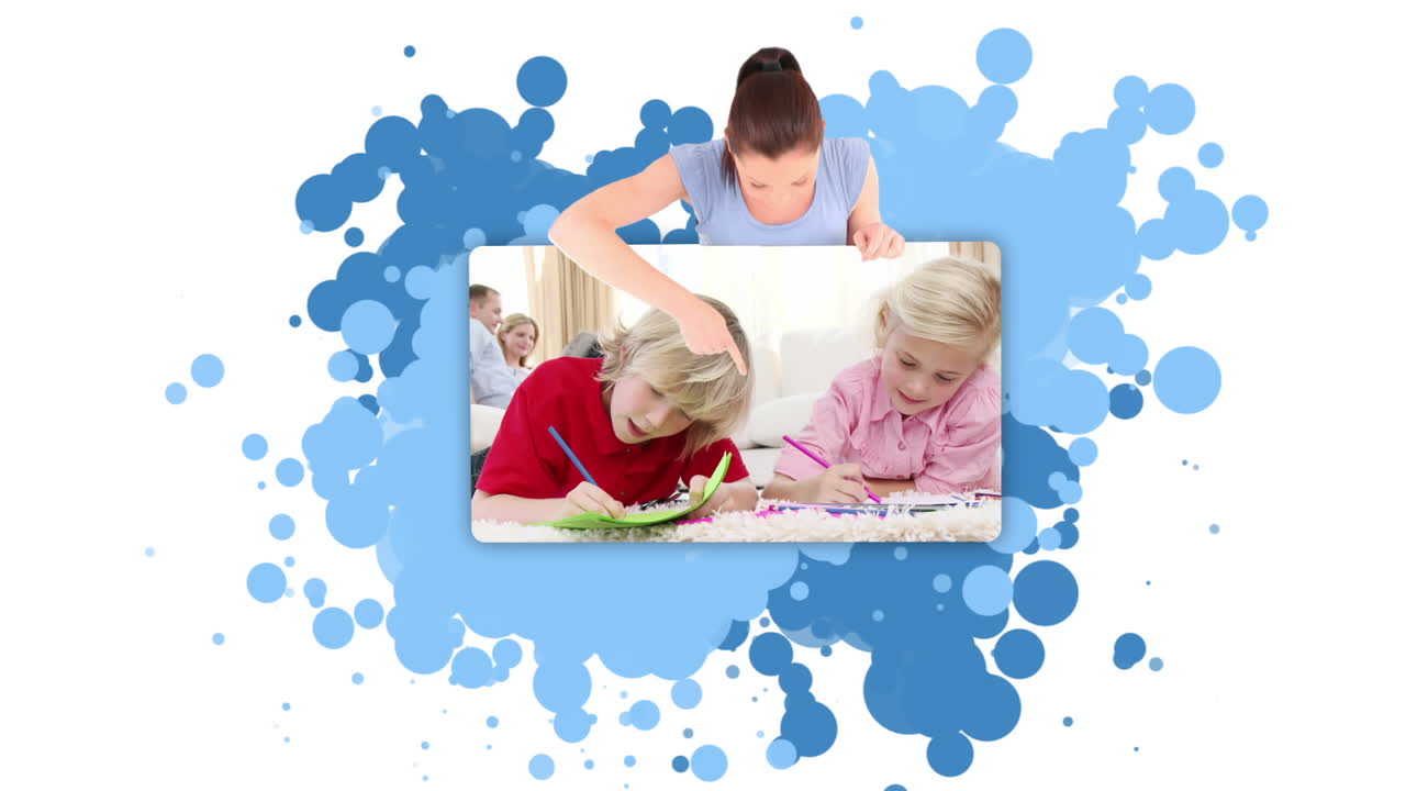 집 에 있는 가족 을 보여 주는 여자