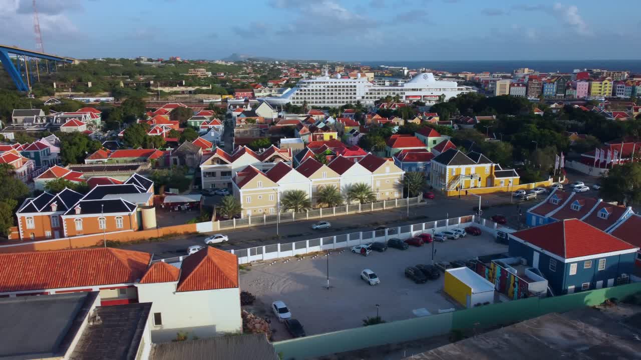UNESCOs nederlandske, historiske arkitektur, Dronning Julianas bro og et lite cruiseskip i Willemstad, Curaçao