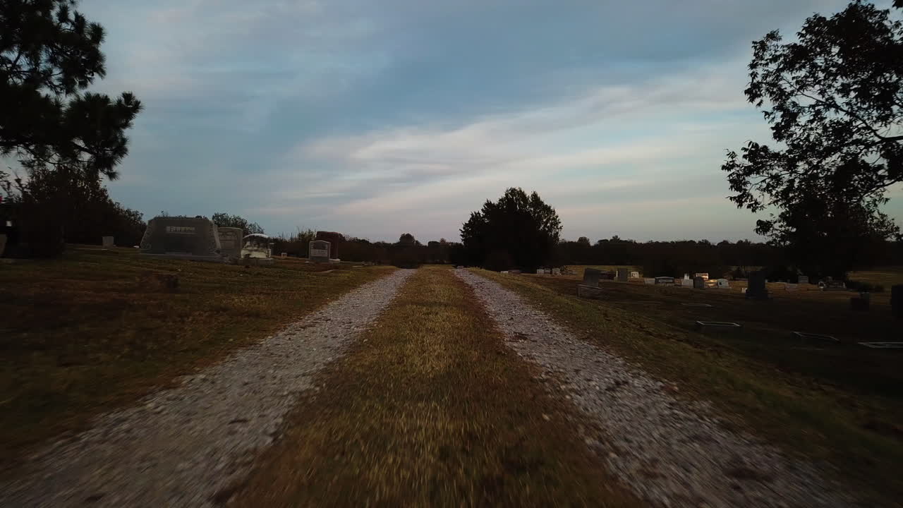 묘지의 트랙을 따라 낮은 공중 드론 샷