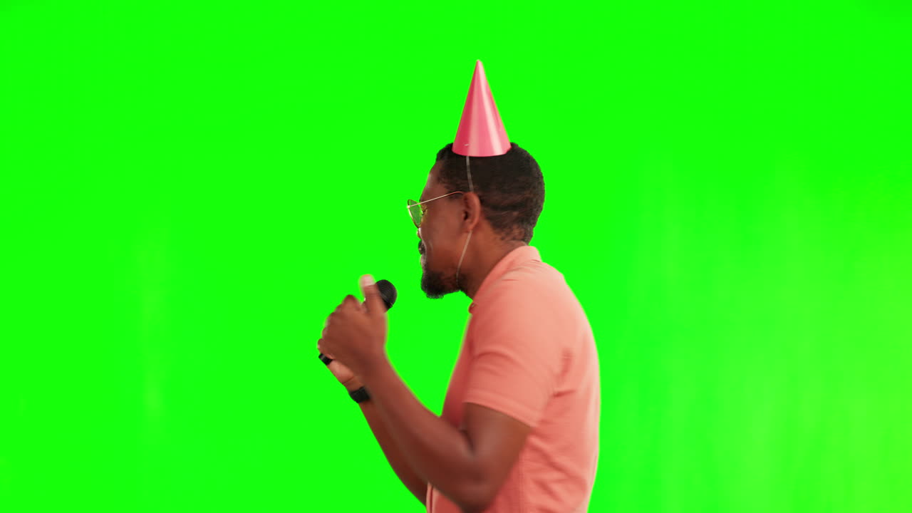 Karaoke, ballo e uomo con microfono su sfondo verde