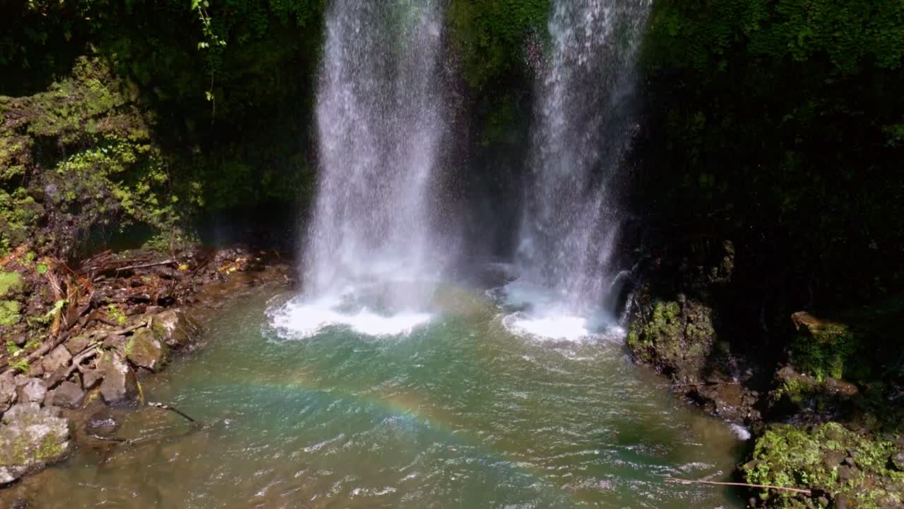 torrente gemelo de cascadas en medio del bosque
