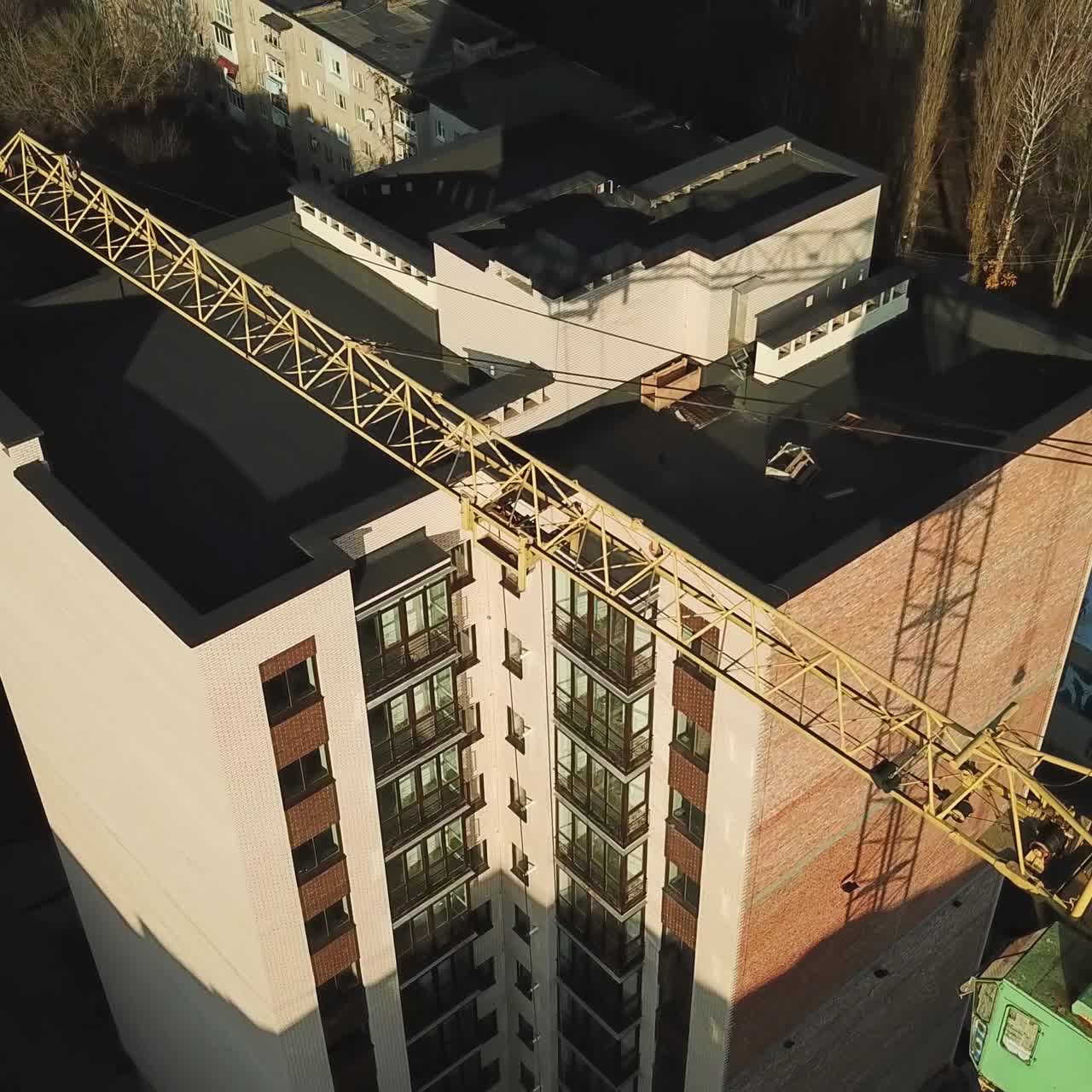 sitio de construcción con grúa torre