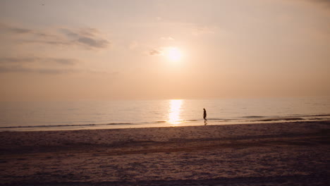 Filmischer-Sonnenaufgang-An-Der-Küste-Am-Frühen-Morgen-2