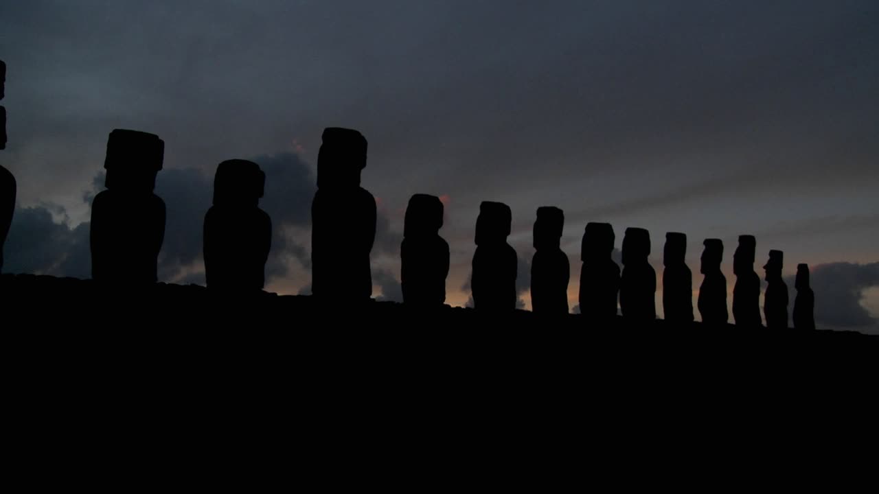 이 저속 촬영에서 긴 조각상이 이스터 섬에 실루엣으로 표시됩니다.