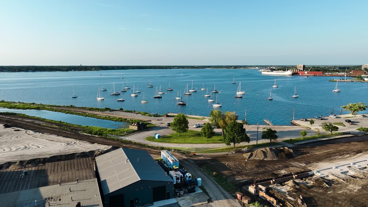여름 저녁을 즐기는 다양한 보트의 높은 수준의 안테나
