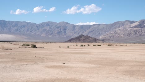 Desert-plain-with-Sierra-Nevada-mountains-in-Mojave,-California,-Aerial-dolly-in-low-shot