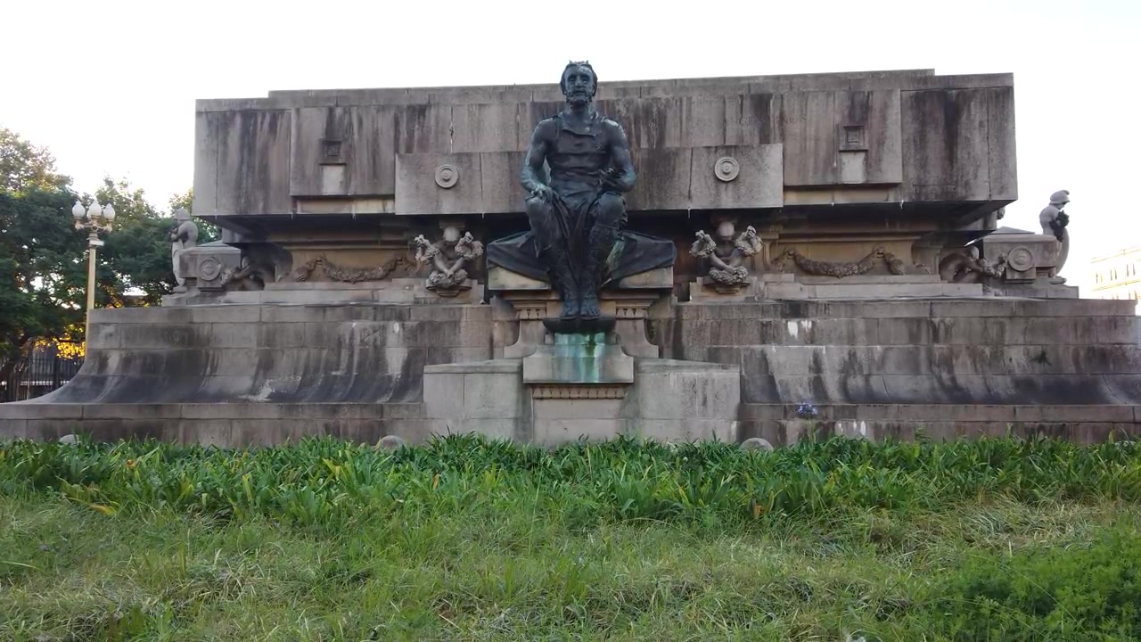 Argentina Buenos Aires Once Plaza Miserere Monumento Statua Architettura Esterno Giorno Vista dal binario.
