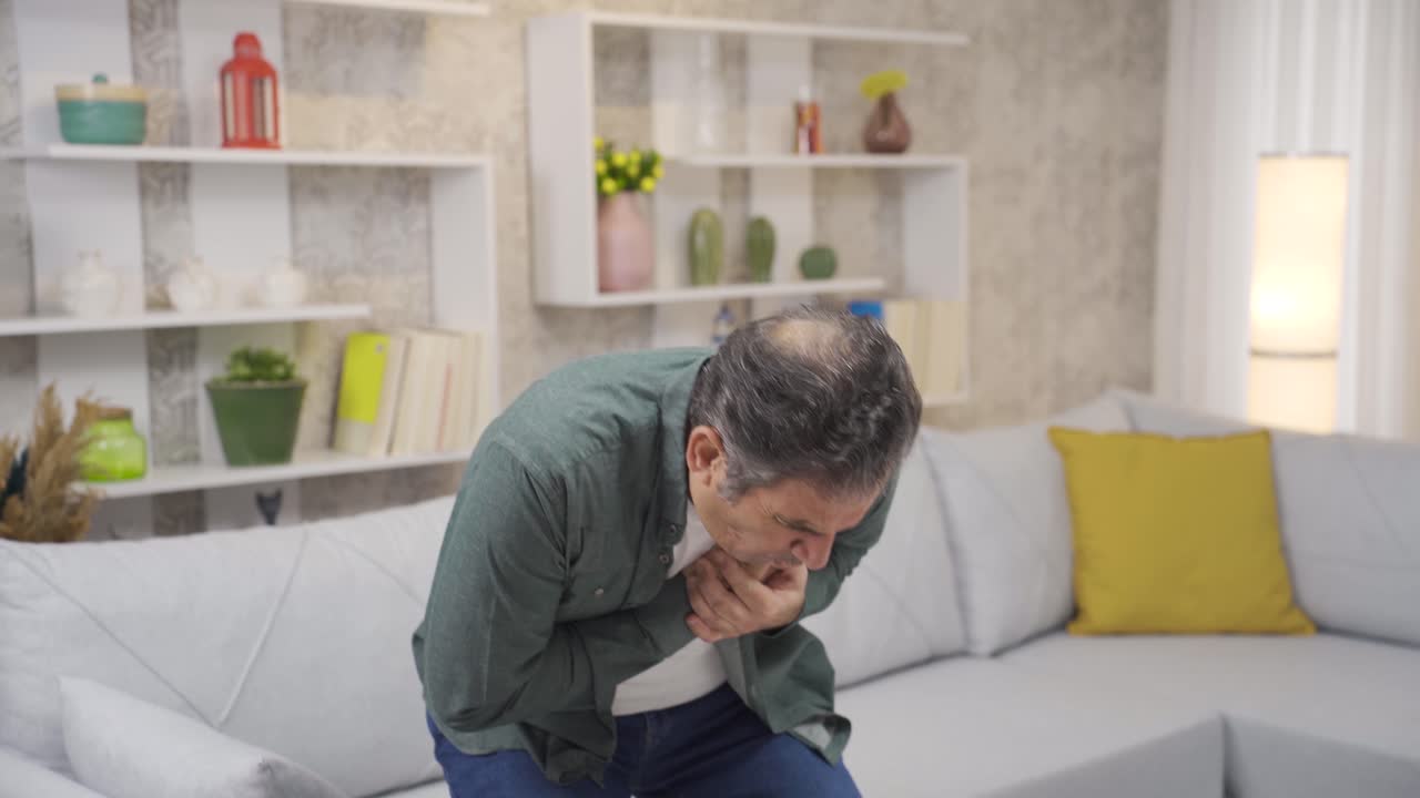 hombre que tiene un ataque al corazón sufriendo en casa.