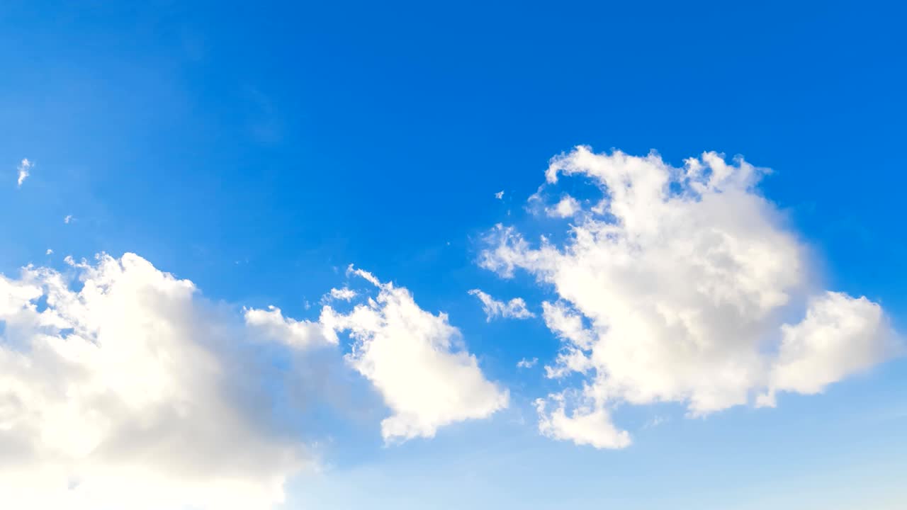 푸른 하늘 위의 하 구름의 루프 (time lapse movement, 기후 변화)