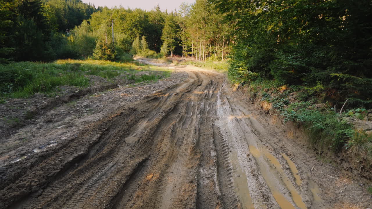 suv는 극도로 나쁜 비포장 도로를 타고 3축 샷에서 탑 뷰가 안정화되었습니다.