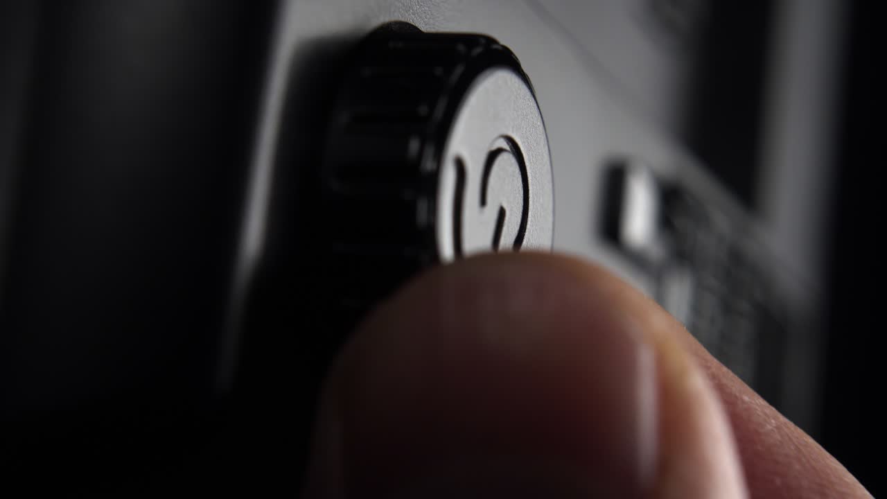 전기 조명 장비의 조정 손잡이를 회전하여 조정