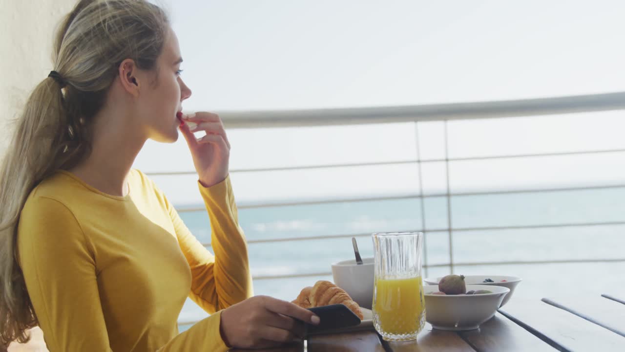 코로나바이러스 코로나19 대유행 기간 동안 집에서 스스로 격리하는 백인 여성