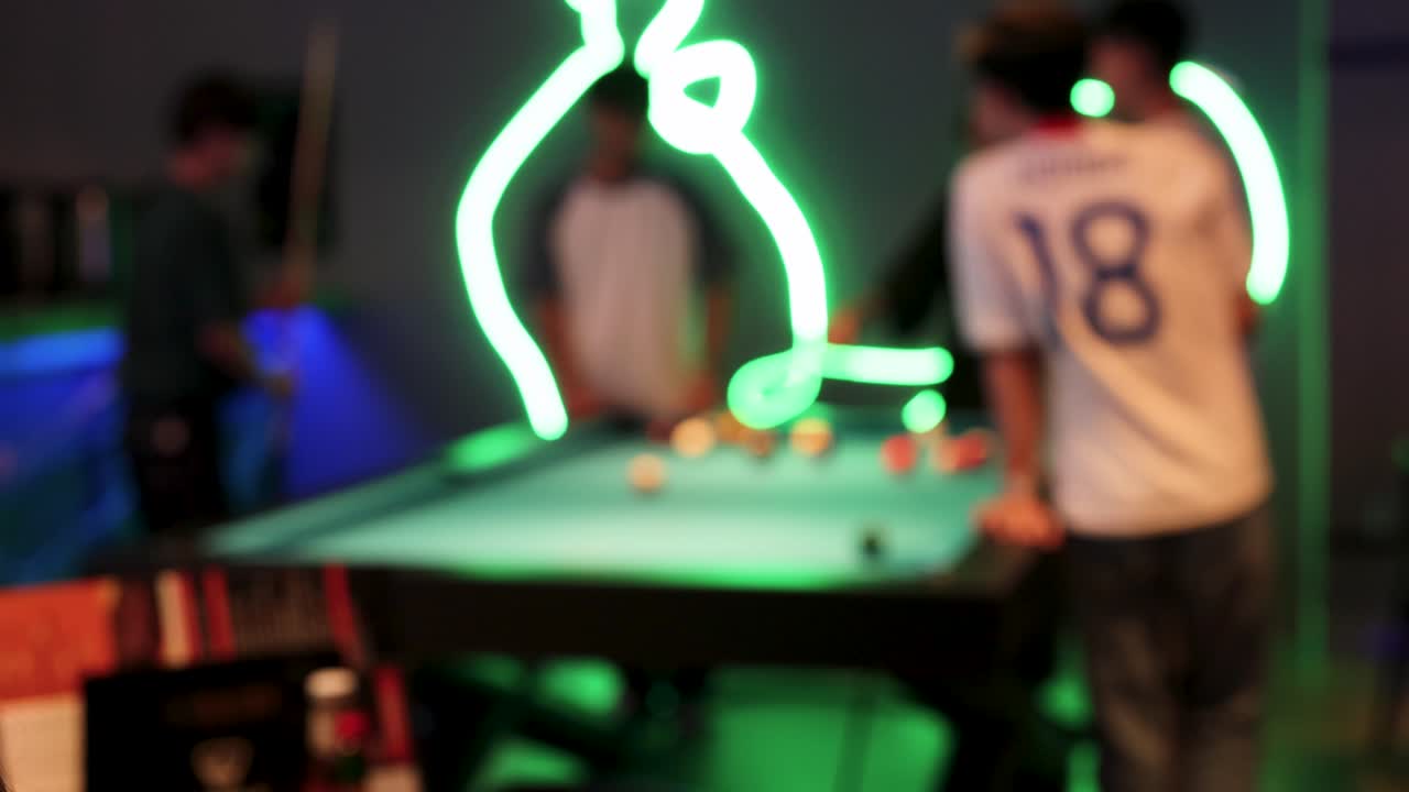 Partita a biliardo sfocata con luci al neon