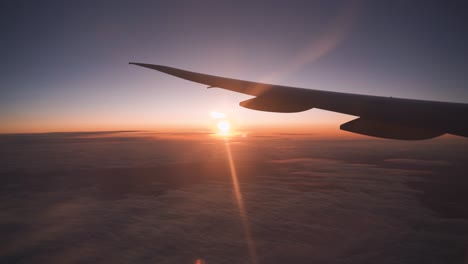 Blick-Aus-Dem-Flugzeugfenster.-Sonnenuntergang-Am-Horizont