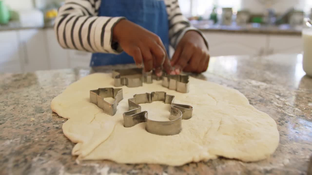 어린 소년 이 집 에서 크리스마스 쿠키 를 만들고 있다