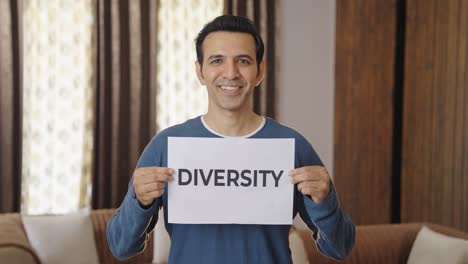 hombre indio feliz sosteniendo una bandera de diversidad