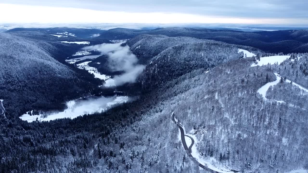 vista aérea del valle de los lagos cubierto de nieve durante el invierno en hautes-vosges, francia