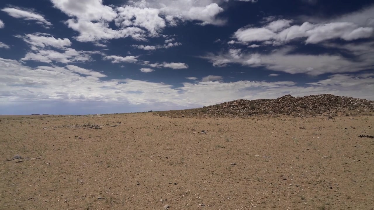 Veduta panoramica di un vasto paesaggio desertico con affioramento roccioso