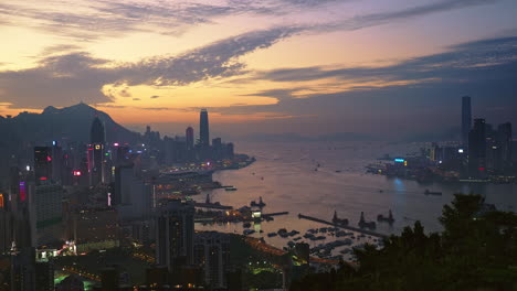 Hohe-Ansicht-Mit-Blick-Auf-Den-Hafen-Von-Victoria,-Einschließlich-Der-Insel-Hong-Kong-Und-Kowloon-In-Der-Abenddämmerung