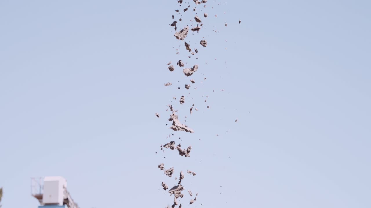 광산 작업에서 하늘을 향해 떨어지는 작은 돌의 흐름