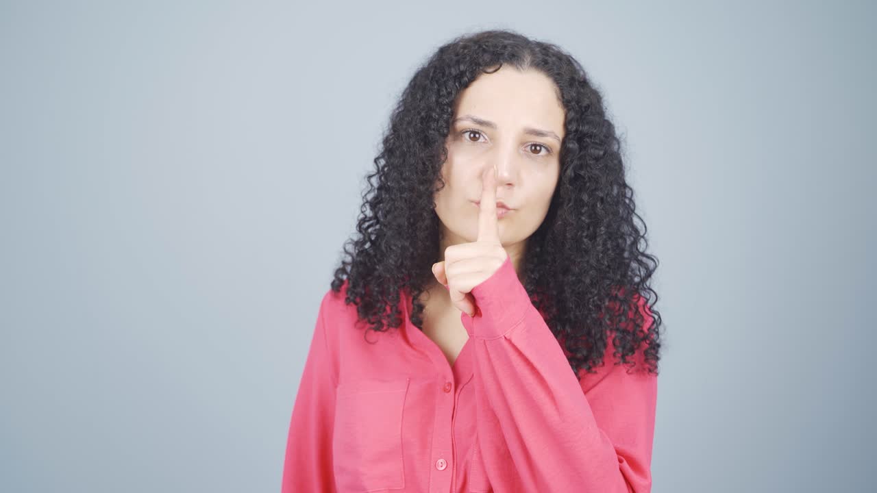 la joven que quiere silencio.