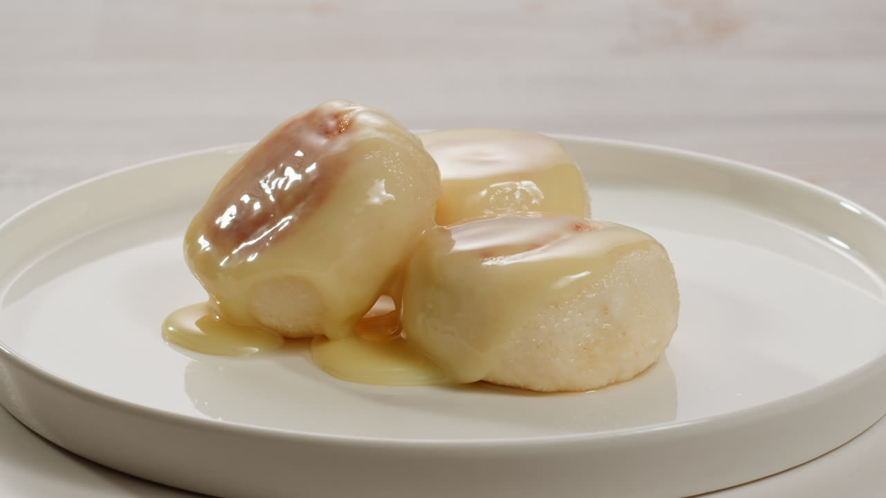galletas de queso con leche condensada en la mesa con mantel blanco. imágenes de alta calidad 4k