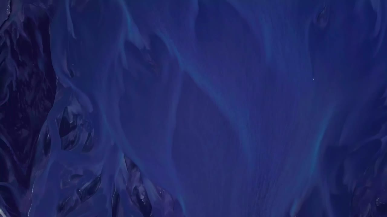 azul oscuro abstracto trenzado río glacial que fluye en islandia