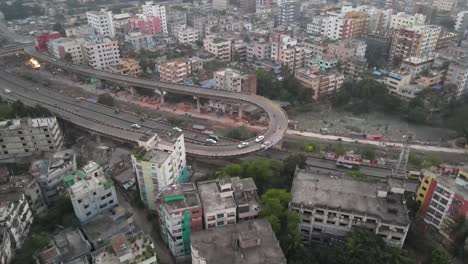 Vista-Aérea-De-Pájaro-Sobre-La-Torre-De-Apartamentos-Y-La-Infraestructura-Del-Suburbio-Khilgaon-De-Dhaka
