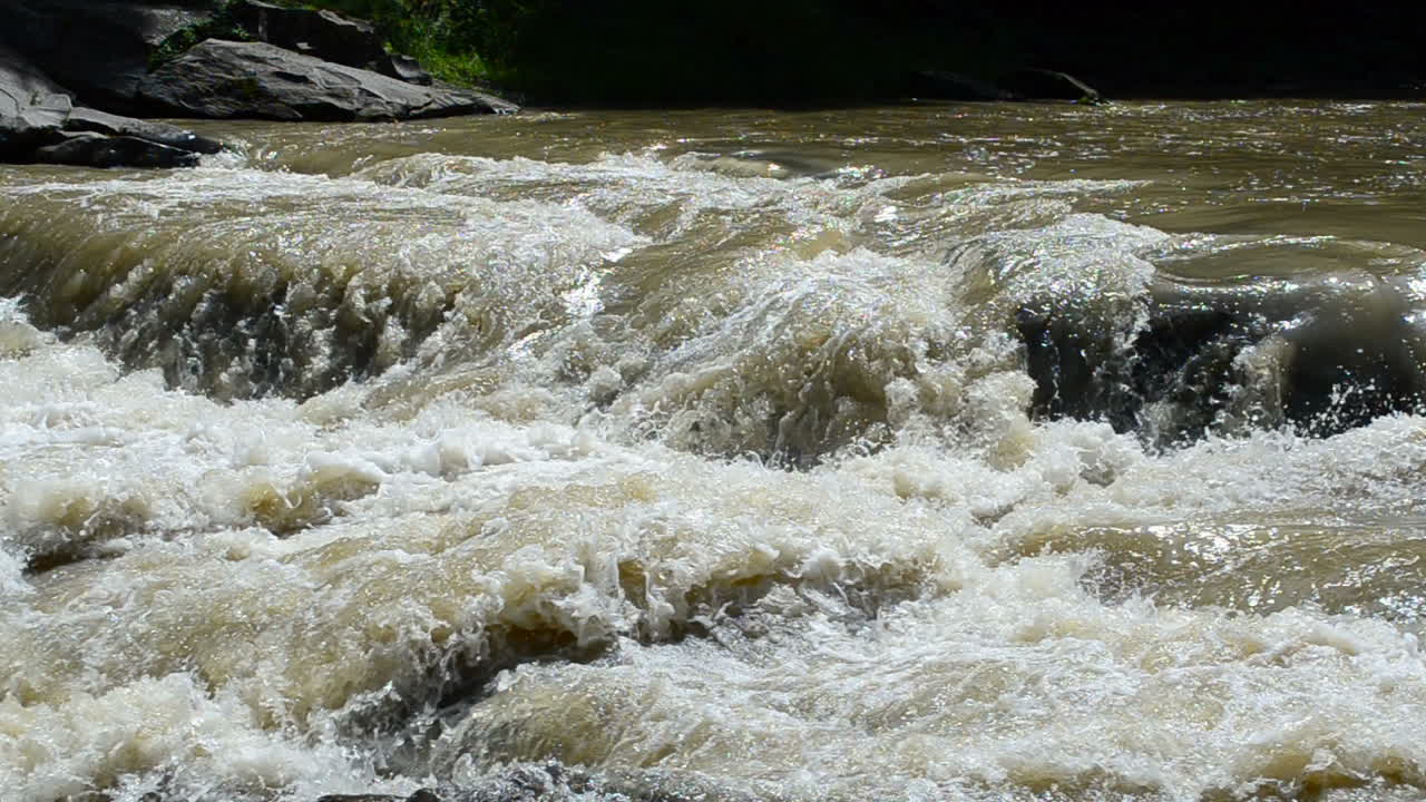 Acqua e pietre, corso d'acqua. Correnti impetuose del fiume di montagna