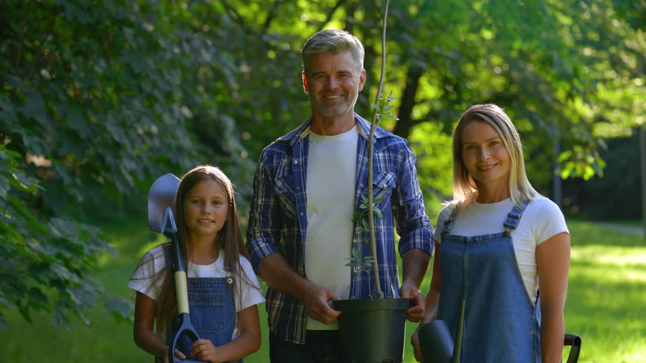 나무 를 심는 행복 한 가족