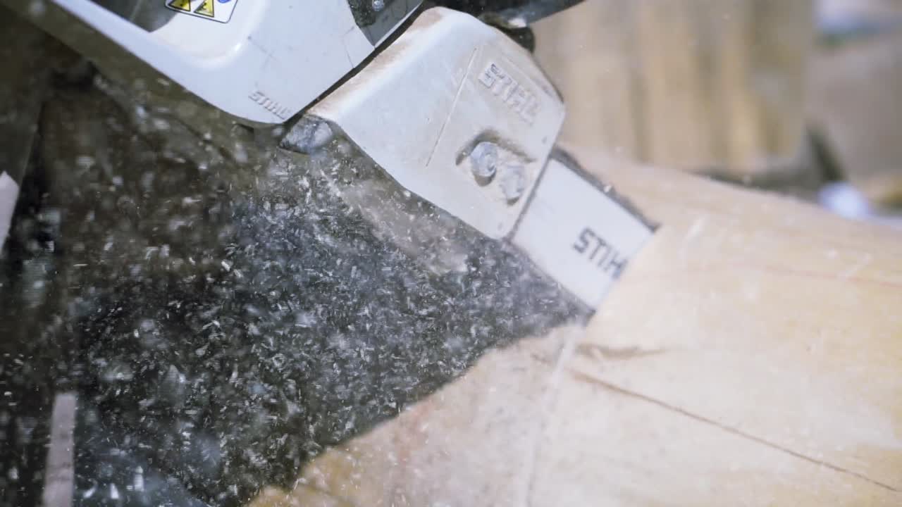 나무 를 잘라내는 체인 사