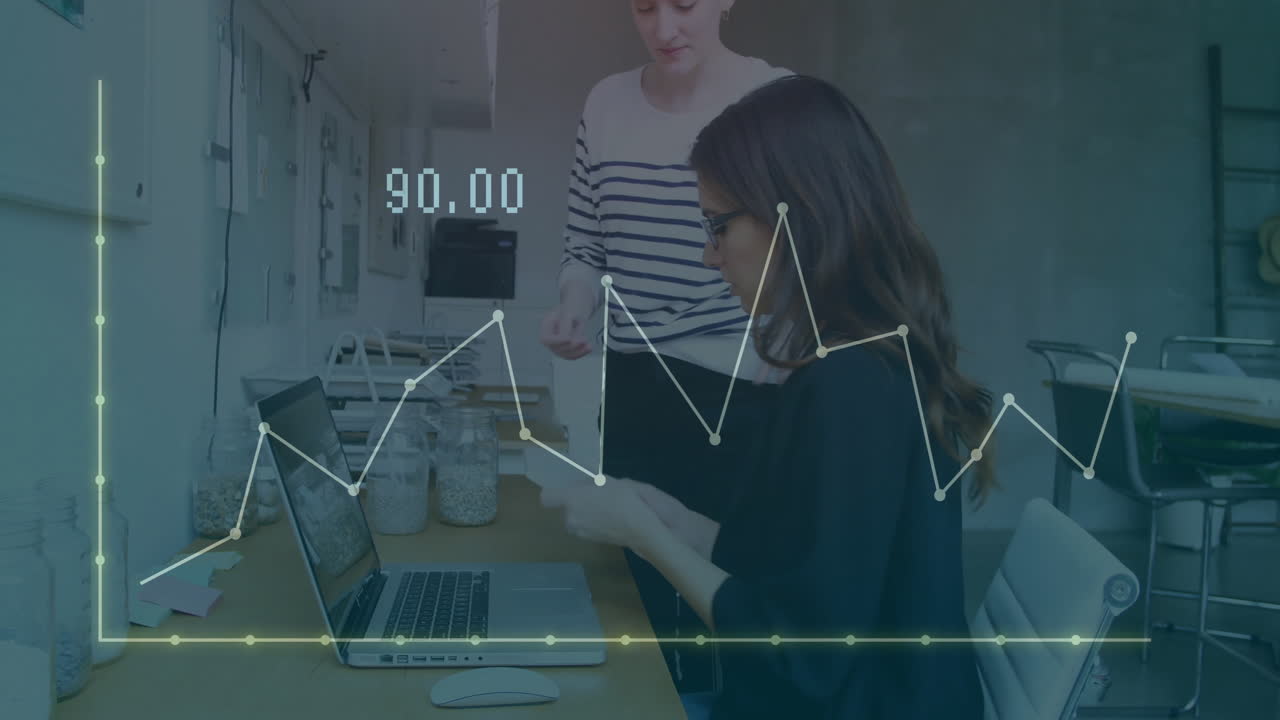animación de gráficos financieros sobre dos mujeres trabajando en una computadora portátil en la oficina