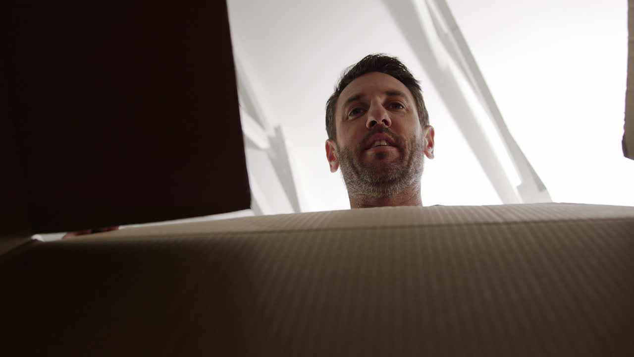 un hombre abriendo una caja de cartón