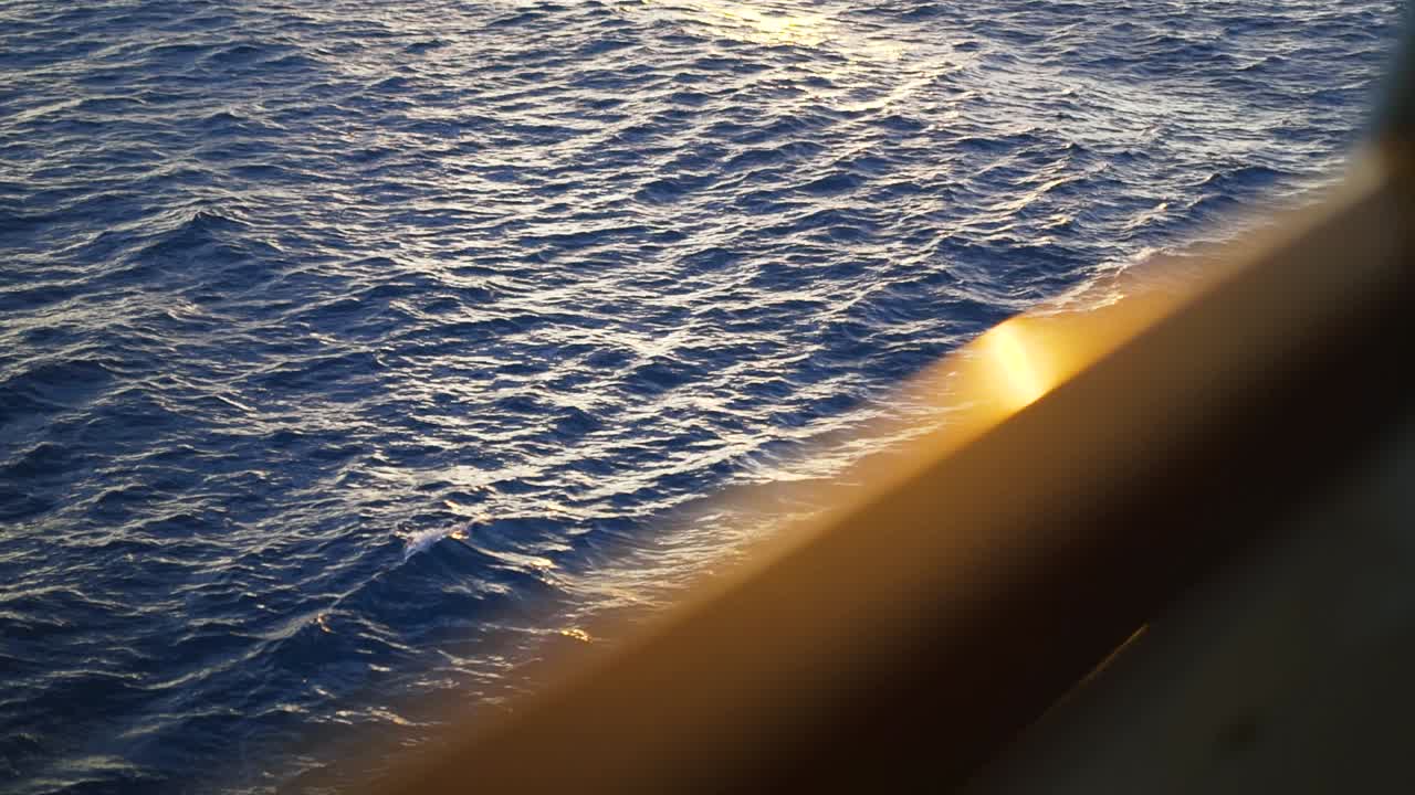 해가 뜨고 해가 지면 바다의 파도