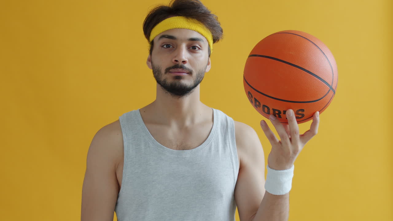hombre con una pelota de baloncesto