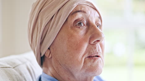 hogar, pensando y mujer mayor con memoria