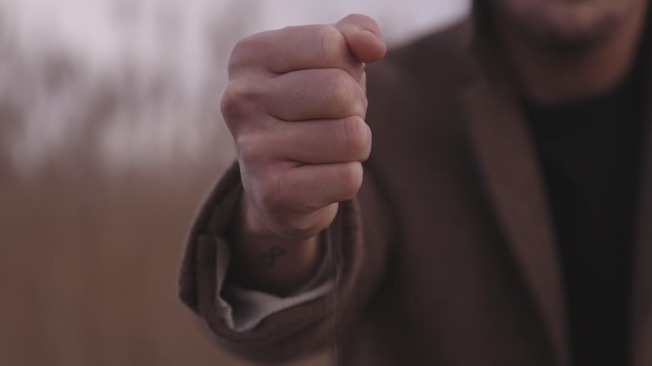 손에 모래 슬로모션