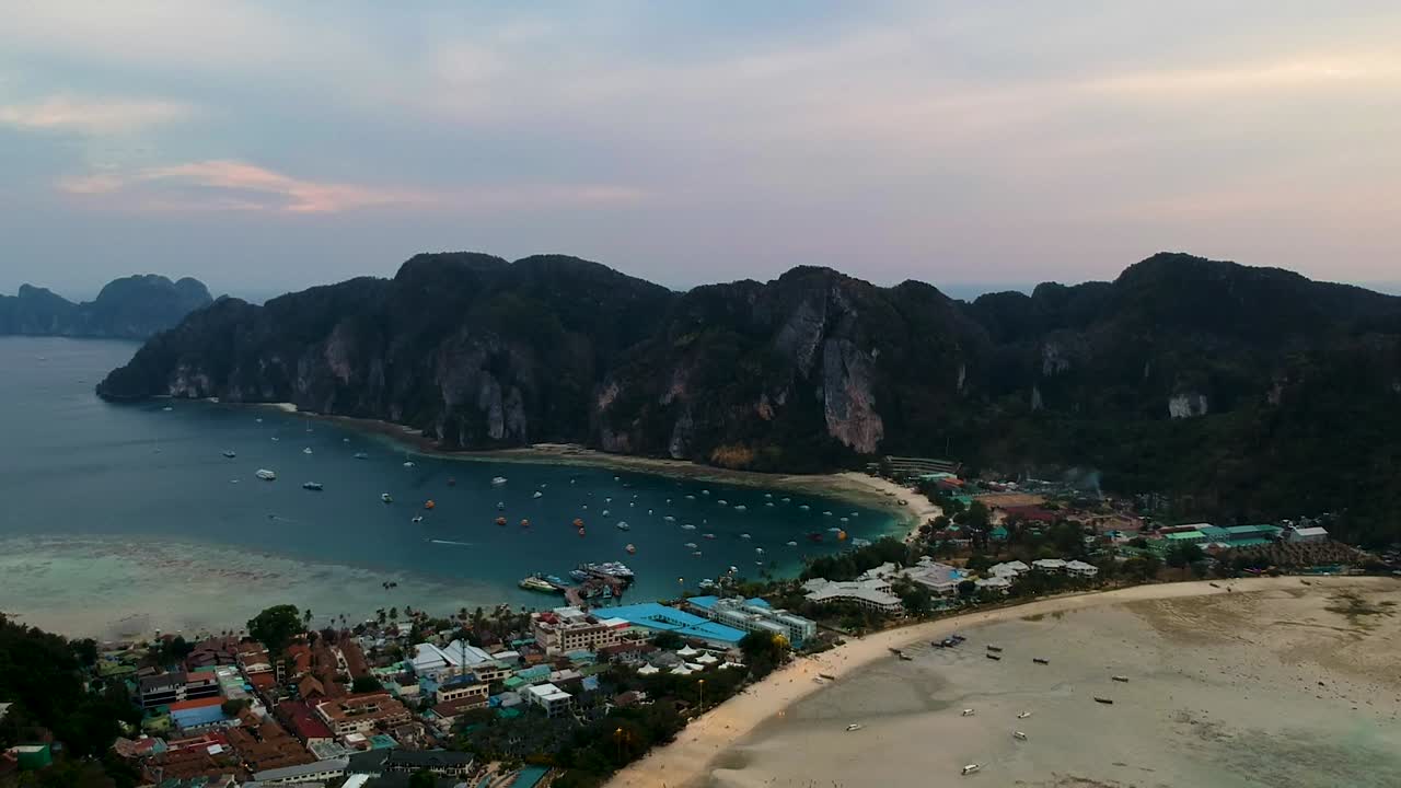 vista aérea de los pueblos de playa al atardecer desde el punto de vista de la isla de koh phi phi, tailandia